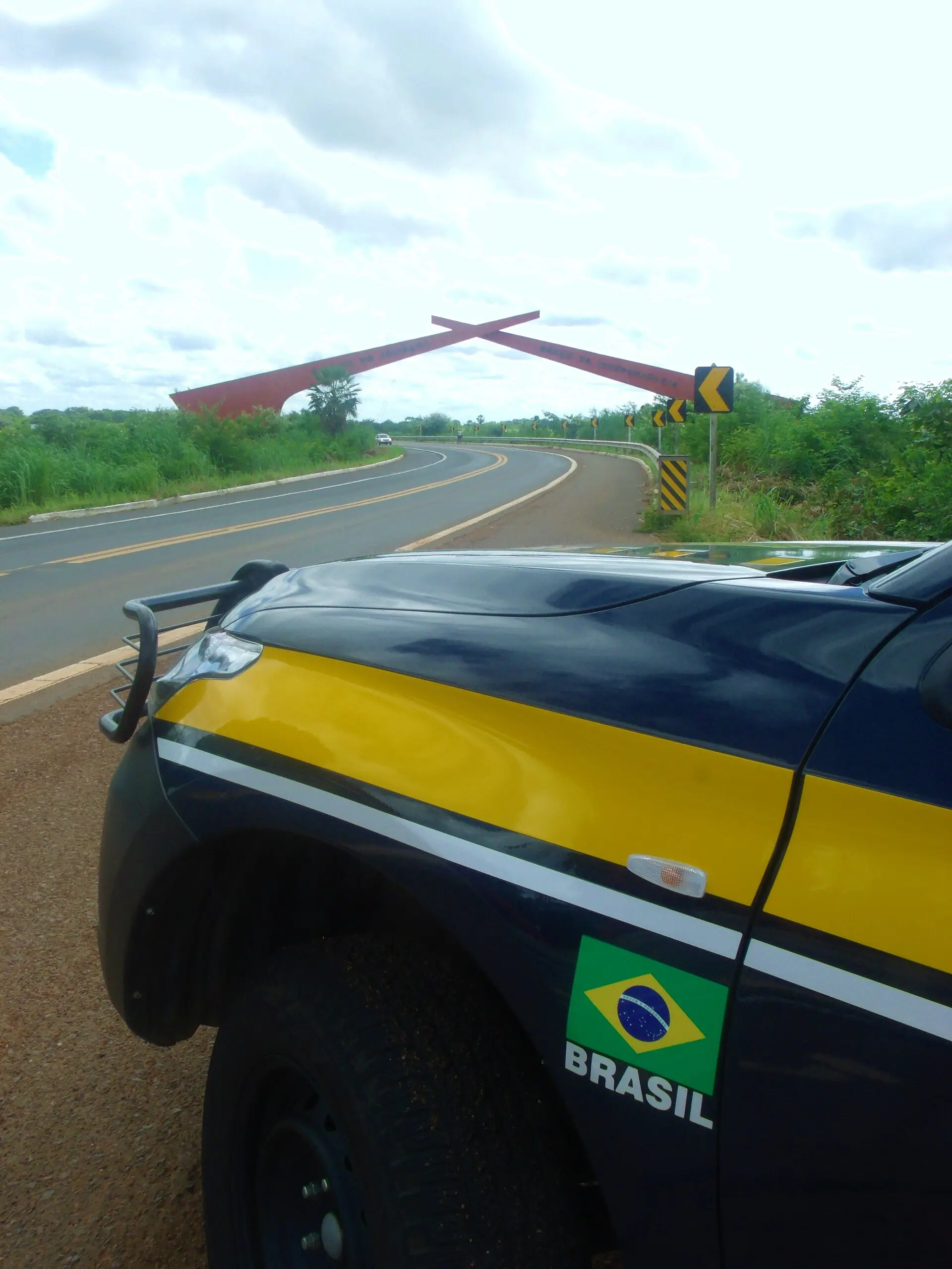 Viatura da Polícia Rodoviária Federal ao lado de uma rodovia
