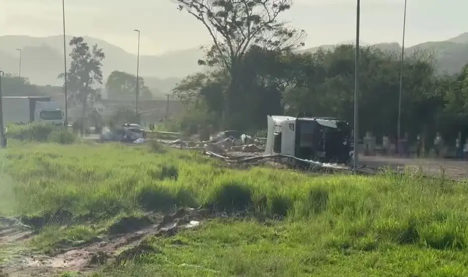 Carreta tombada na pista após o acidente na BR-393, em Barra do Piraí