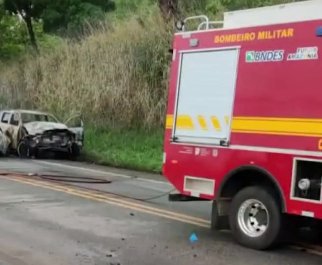 Bombeiro militar e veículo destruído após o acidente na MG-050, em Itaúna