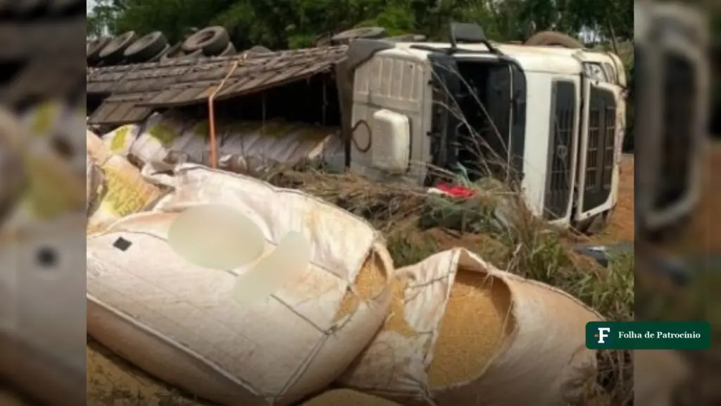 Caminhão tombado com sacos de soja espalhados na MG-188, em Vazante, após acidente que matou o motorista