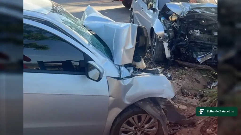 Carros destruídos no acidente na MG-252, em Perdigão (MG)
