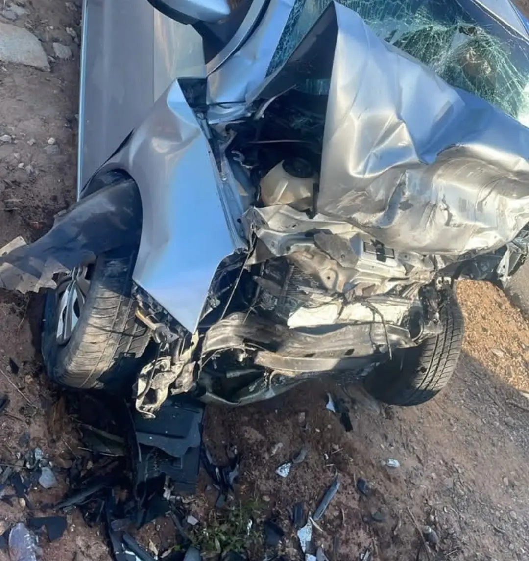 Carros destruídos após o acidente na MG-252, em Perdigão, com viatura dos bombeiros ao fundo