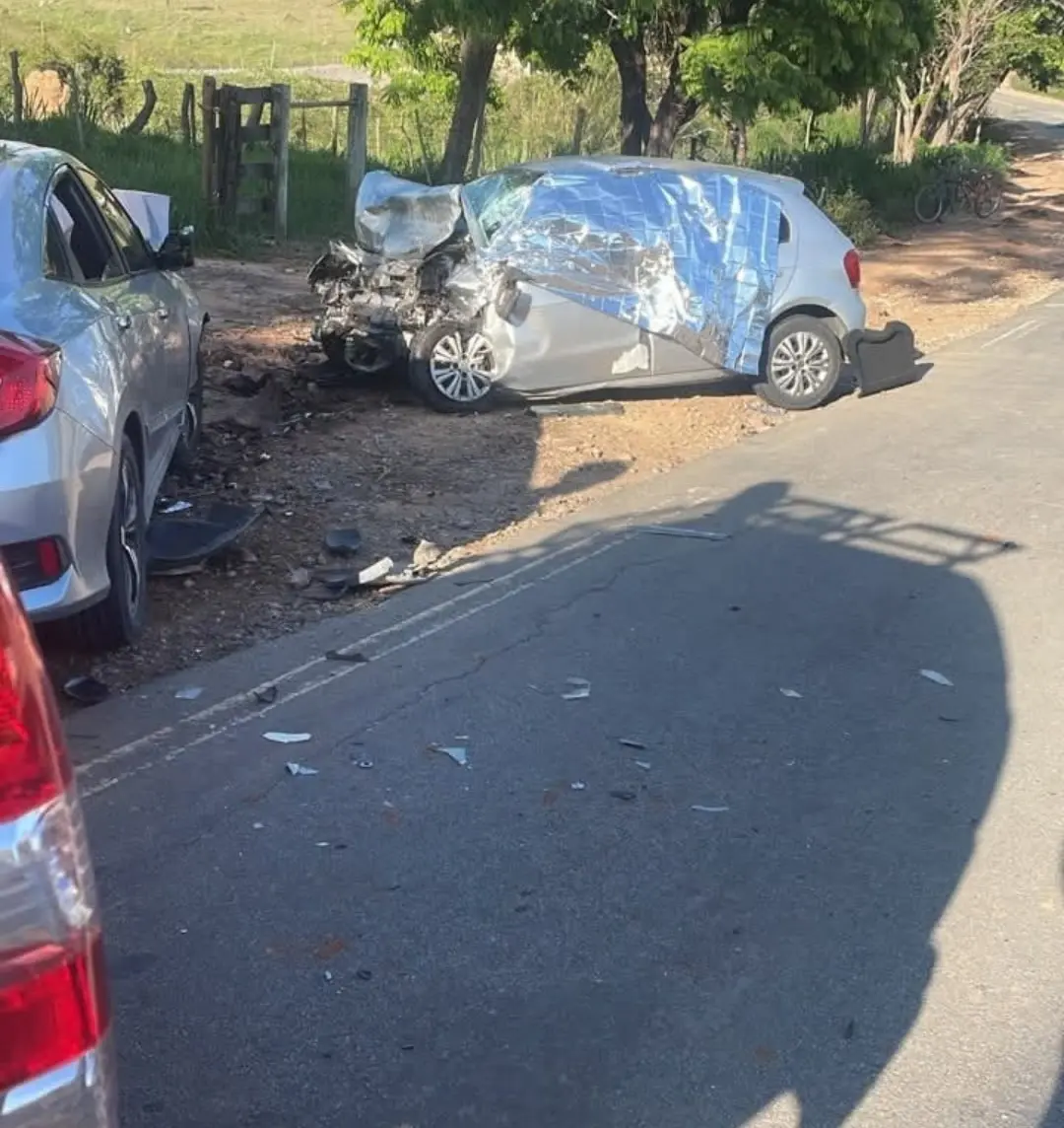 Veículo danificado na pista após o acidente na MG-252, entre Perdigão e a BR-494
