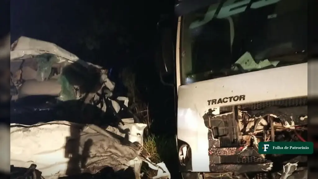 Fiat Toro e caminhão-tanque destruídos após acidente na MG-410, em Presidente Olegário