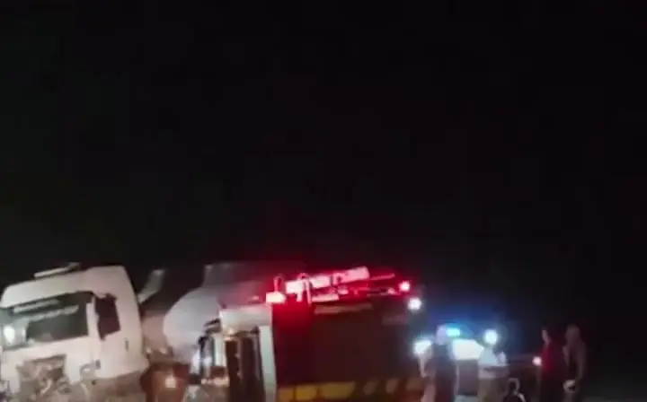 Caminhão dos Bombeiros com luzes acesas no resgate do acidente na MG-410
