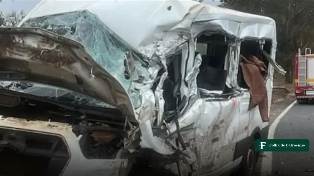 Van de pacientes de Capelinha destruída após o acidente na MGC-367, em Diamantina, em foto da Polícia Militar Rodoviária