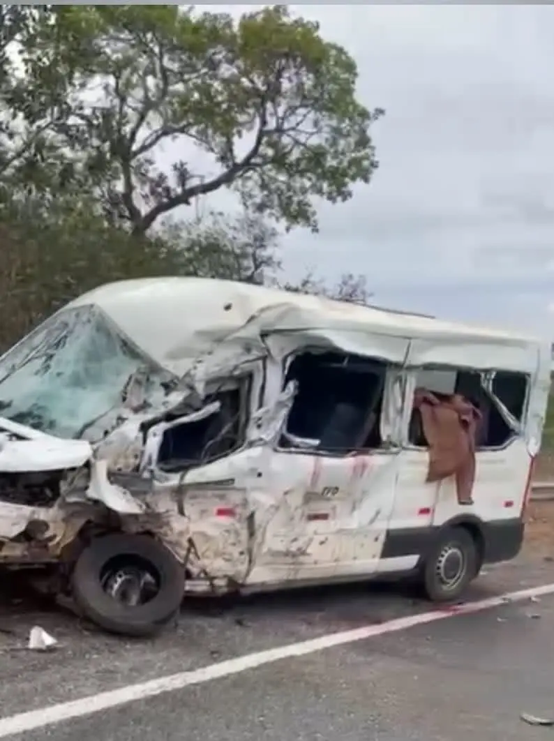 Van de pacientes destruída após o acidente na MGC-367, em Diamantina