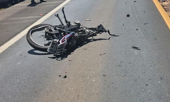 Motocicleta destruída na pista após o acidente na MGC-452, em Uberlândia
