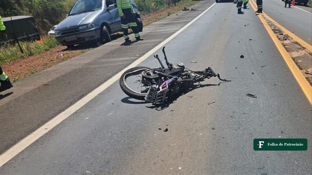Motocicleta destruída e carro na pista após acidente na MGC-452, em Uberlândia