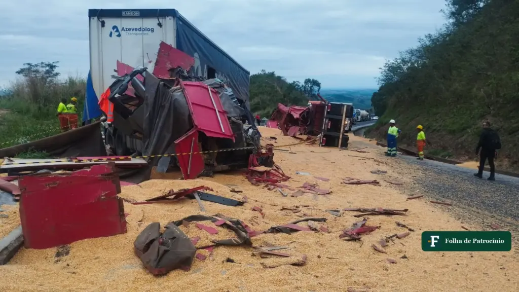 Cabine destruída e milho espalhado pela pista da BR-262 depois da batida entre bitrem e carreta na Serra de Luz