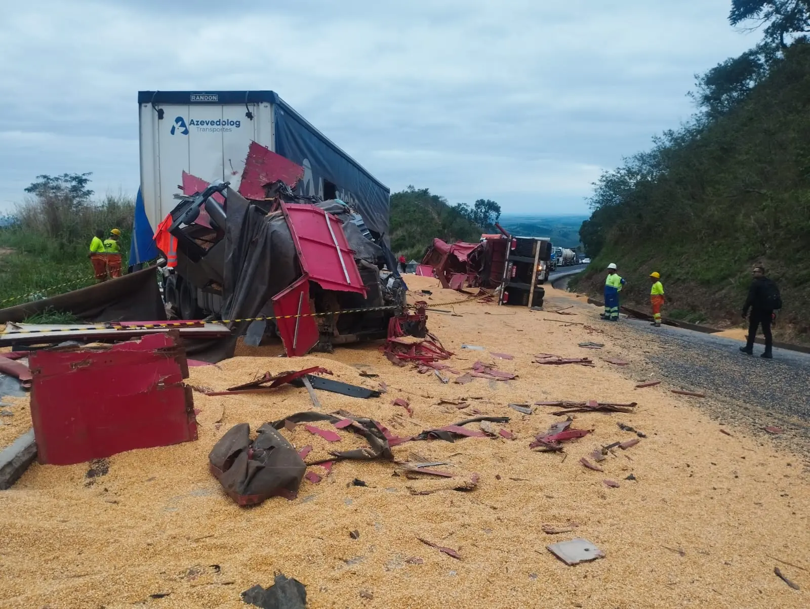 Cabine destruída e milho espalhado pela pista da BR-262 depois da batida entre bitrem e carreta na Serra de Luz