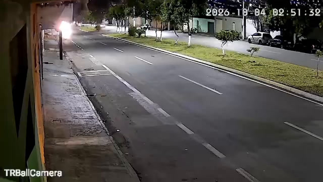 Acidente na Odir Aleixo: faróis acesos ao fundo da avenida em imagem de câmera de segurança, em Patrocínio