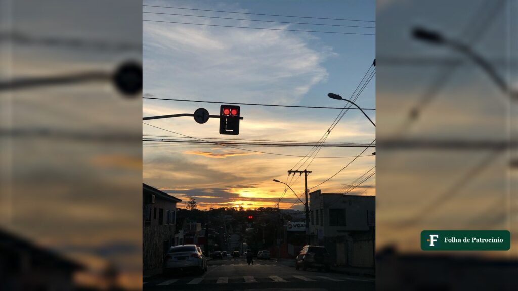Semáforo vermelho em rua de Patrocínio ao entardecer, imagem de arquivo sobre acidente na Rui Barbosa