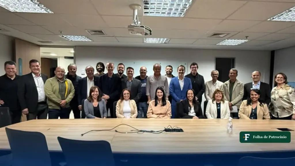 ACIP/CDL no SPC Brasil: dirigentes de Patrocínio posam para foto em sala de reunião em São Paulo
