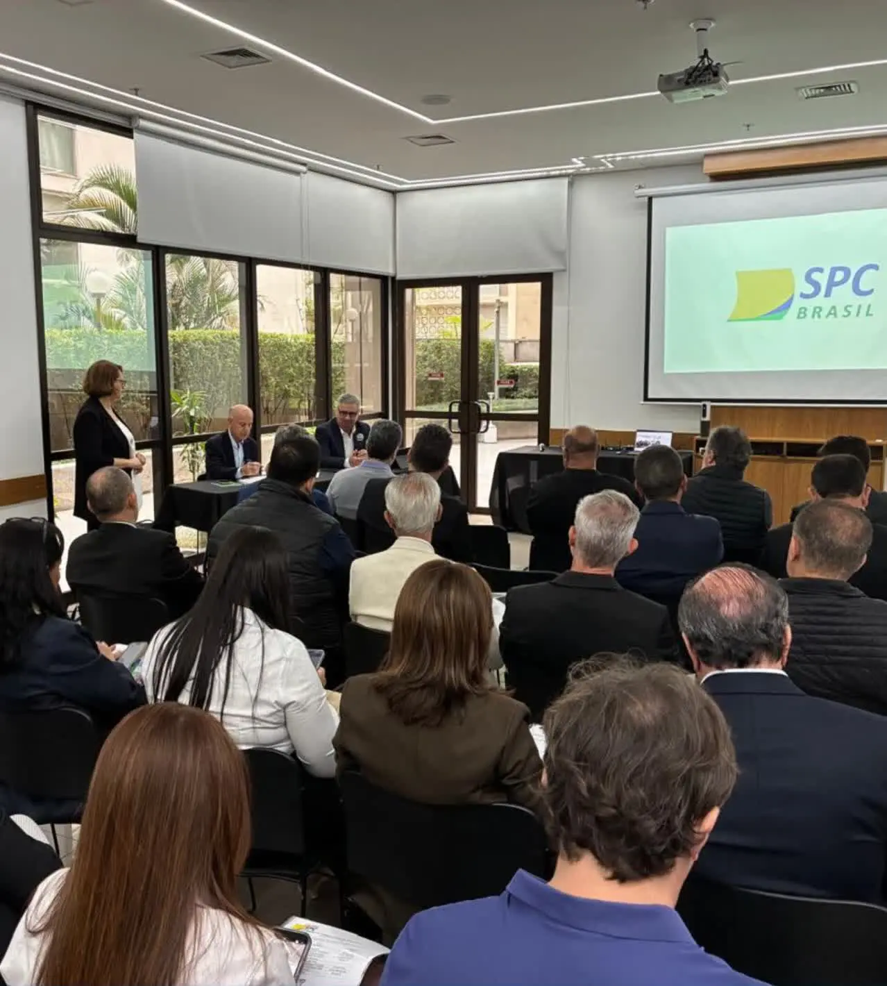 Participantes da agenda da ACIP/CDL no SPC Brasil acompanham apresentação em São Paulo
