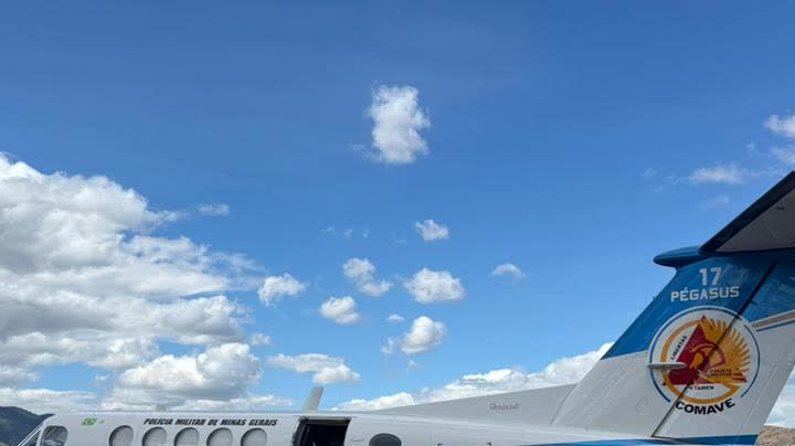 Aeronave King Air Pégasus 17 do Comave, da PMMG, em pista de aeroporto, em foto de arquivo