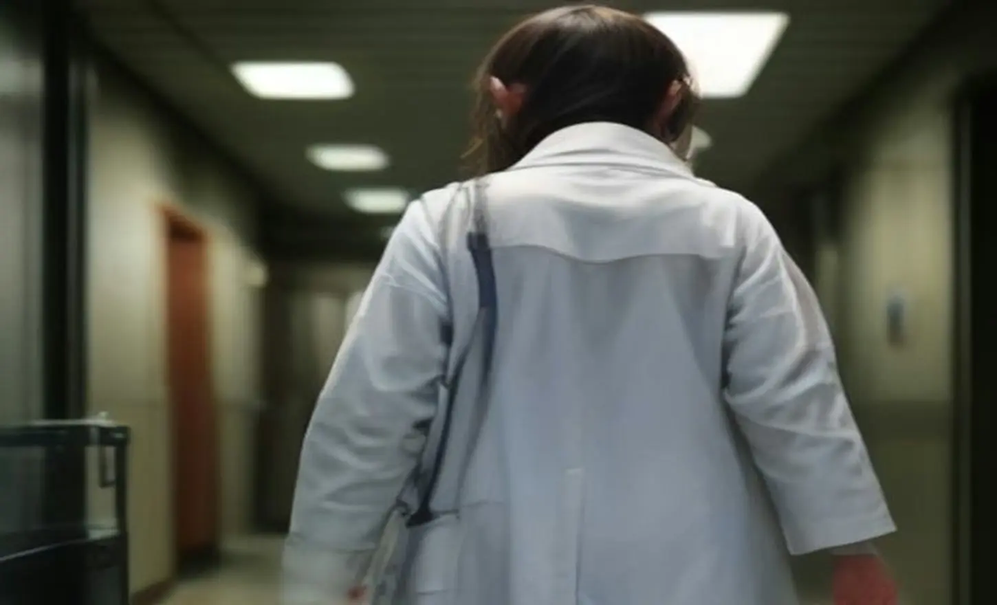 Médica de costas num corredor de hospital, imagem ilustrativa da matéria sobre agressão à médica em Patrocínio