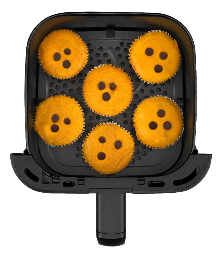 Cesto da air fryer Elgin Quad Fry visto de cima com seis bolinhos com gotas de chocolate