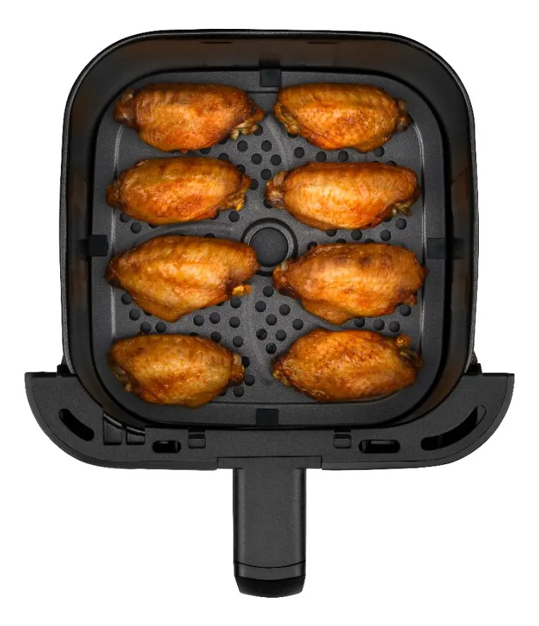 Cesto da air fryer Elgin Quad Fry visto de cima com oito asinhas de frango assadas