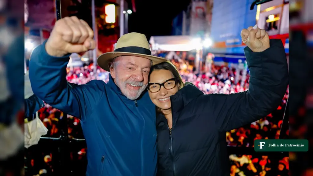 Ajuste fiscal de Lula: Lula ergue o punho ao lado de apoiadora em ato de campanha em Guarulhos (SP), em 18 de setembro