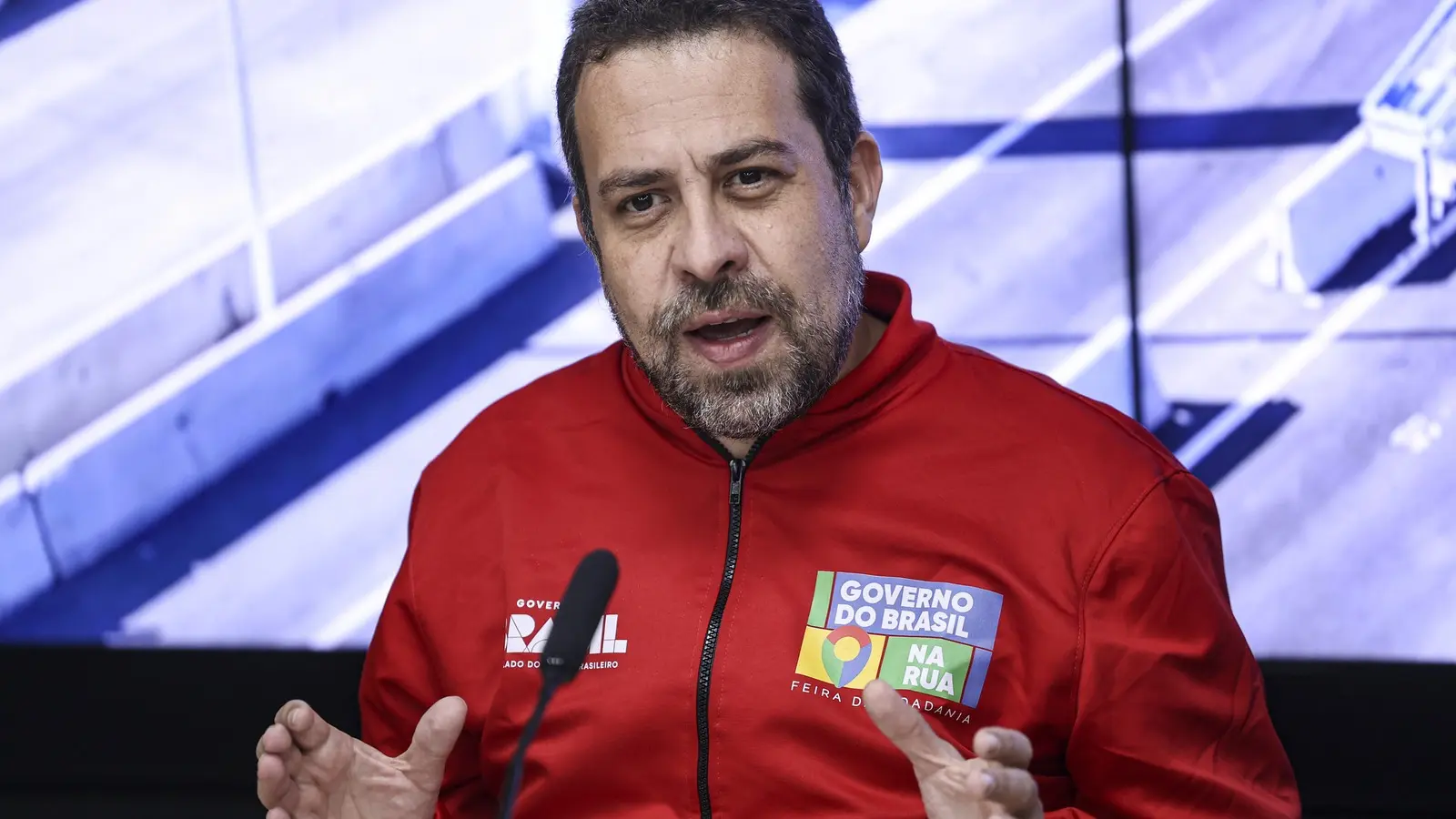 Guilherme Boulos em entrevista; Boulos e o ajuste fiscal: o ministro rejeita corte social