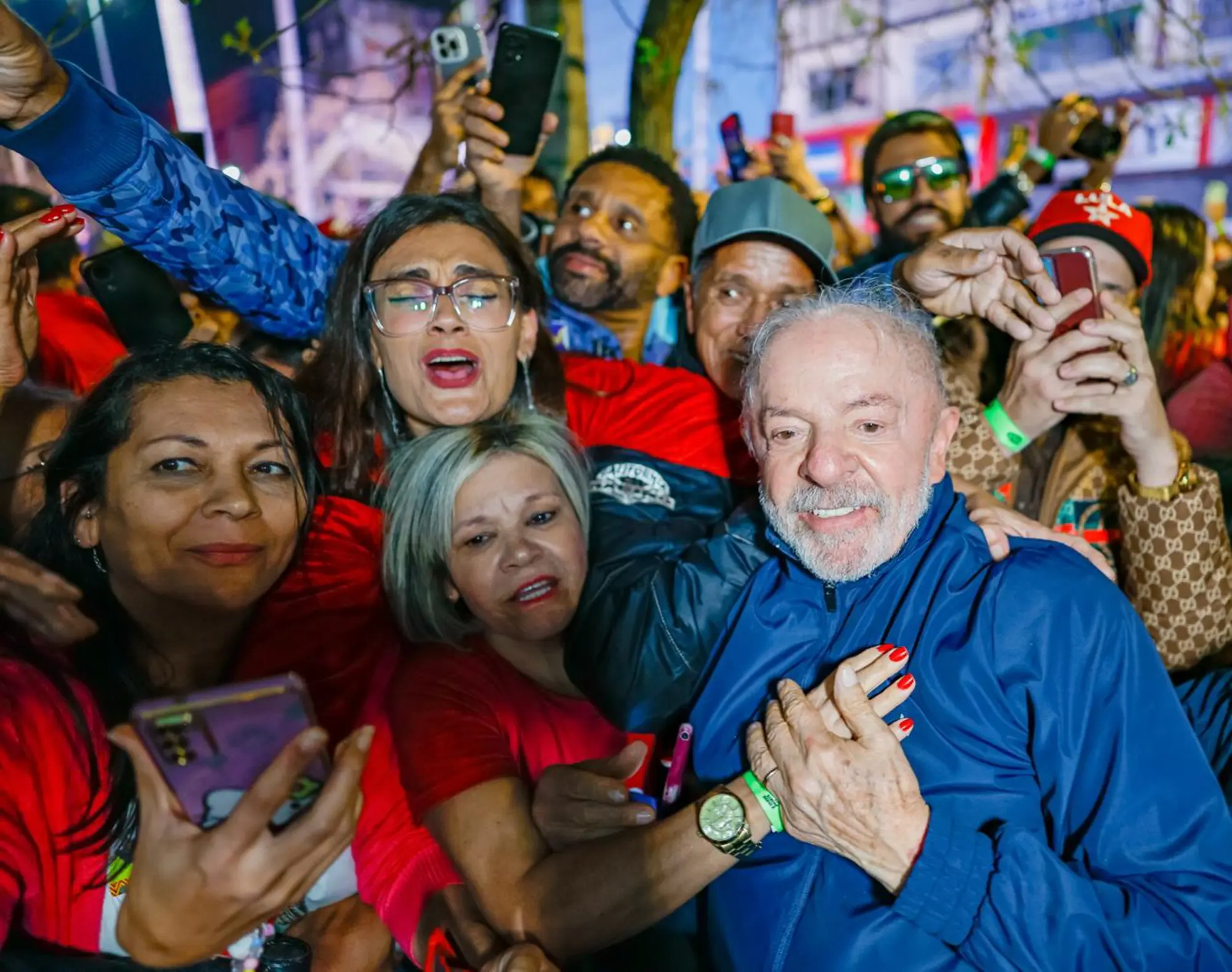 Ajuste fiscal de Lula: Lula cumprimenta apoiadores em ato de campanha em Guarulhos (SP)