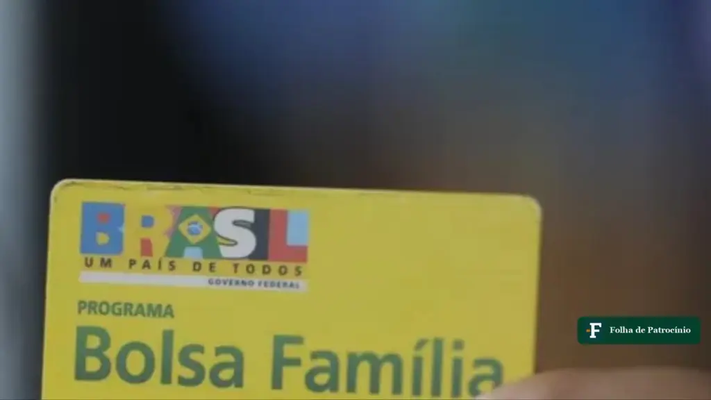 Cartão do Bolsa Família na mão de um beneficiário, em foto sobre o ajuste fiscal do Bolsa Família