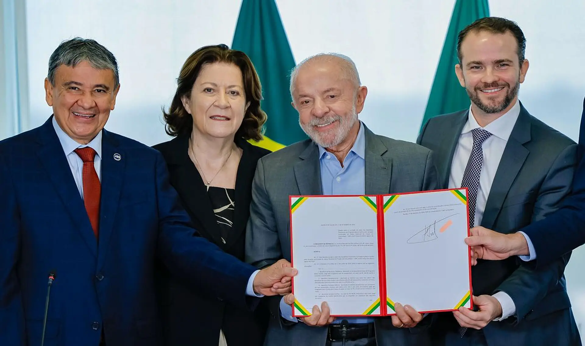 Lula mostra o decreto do reajuste; o ajuste fiscal do Bolsa Família ficou fora da projeção de agosto