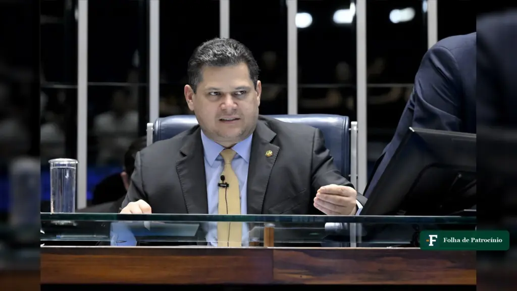 Alcolumbre avalia indulto: o presidente do Senado, Davi Alcolumbre, preside sessão no plenário em 28 de outubro de 2026. Foto: Carlos Moura/Agência Senado