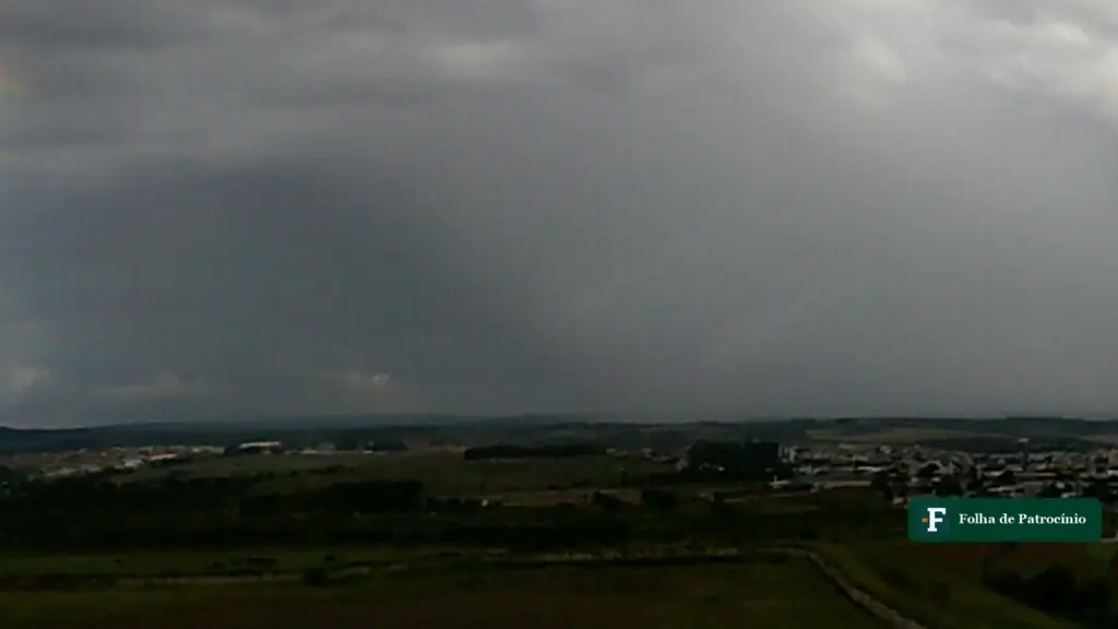 Alerta de tempestade em Patrocínio: nuvem carregada e cortina de chuva sobre a cidade vista da Serra do Cruzeiro