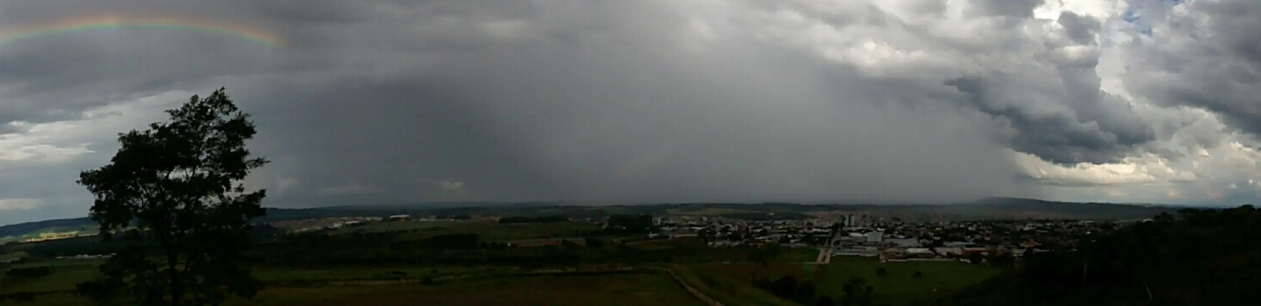 Alerta de tempestade em Patrocínio: cortina de chuva sobre a cidade vista da Serra do Cruzeiro