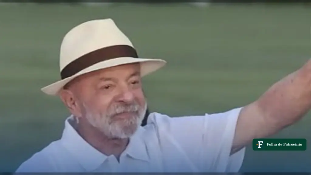 Lula de chapéu e camisa branca acena ao ar livre, em imagem usada para ilustrar a alíquota da CBS