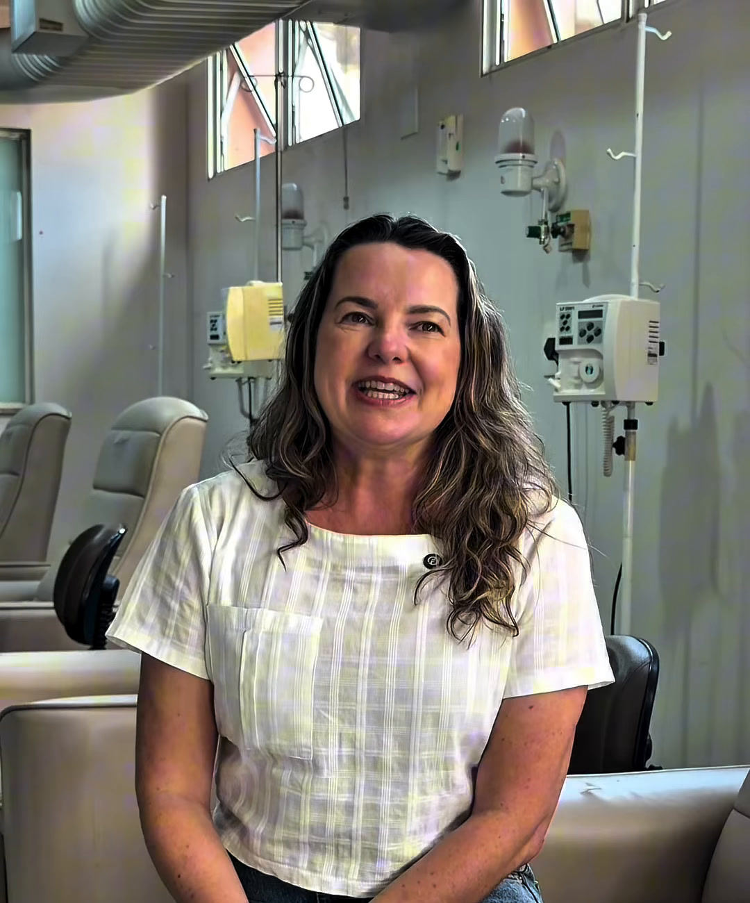 Andréia Ribeiro conversando durante o depoimento gravado no Hospital do Câncer de Patrocínio