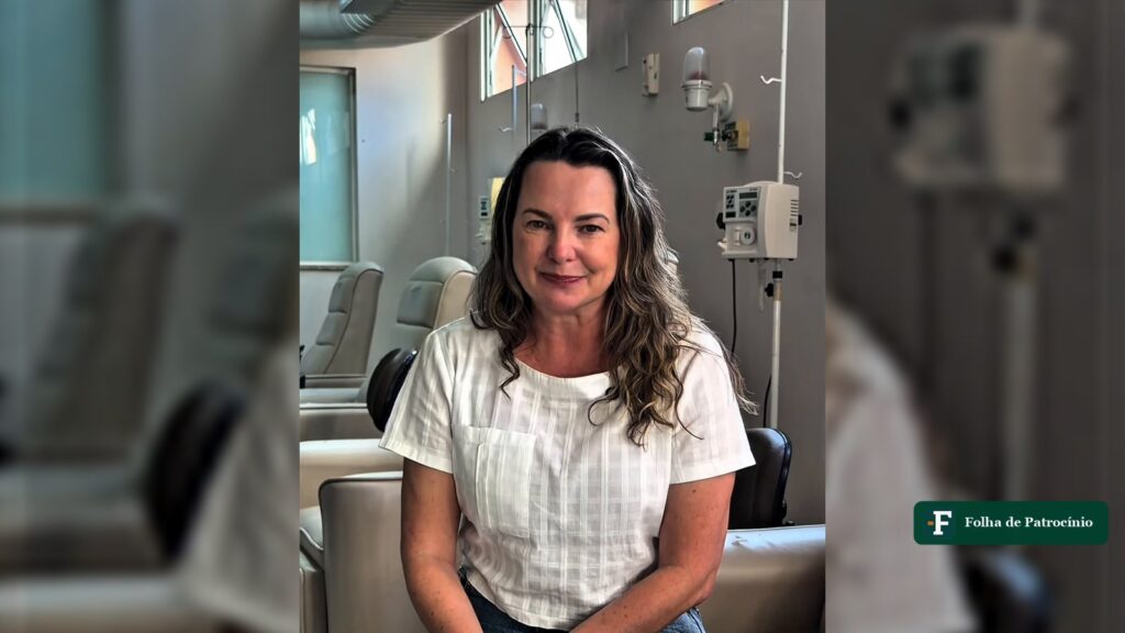 Andréia Ribeiro, superintendente do Hospital do Câncer de Patrocínio, sentada em sala do hospital