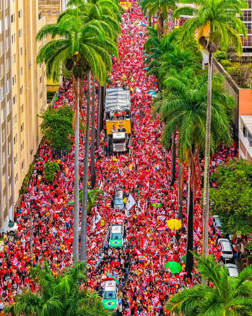 Vista aérea do ato de Lula em Belo Horizonte em 2 de outubro, com a avenida tomada por apoiadores, na região do trajeto onde os animais na pista apareceram no Waze