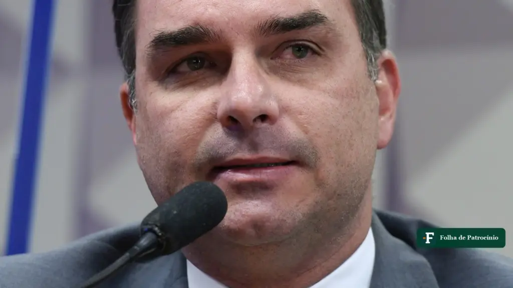 Flávio Bolsonaro fala ao microfone em comissão do Senado, em imagem sobre o apoio do MDB