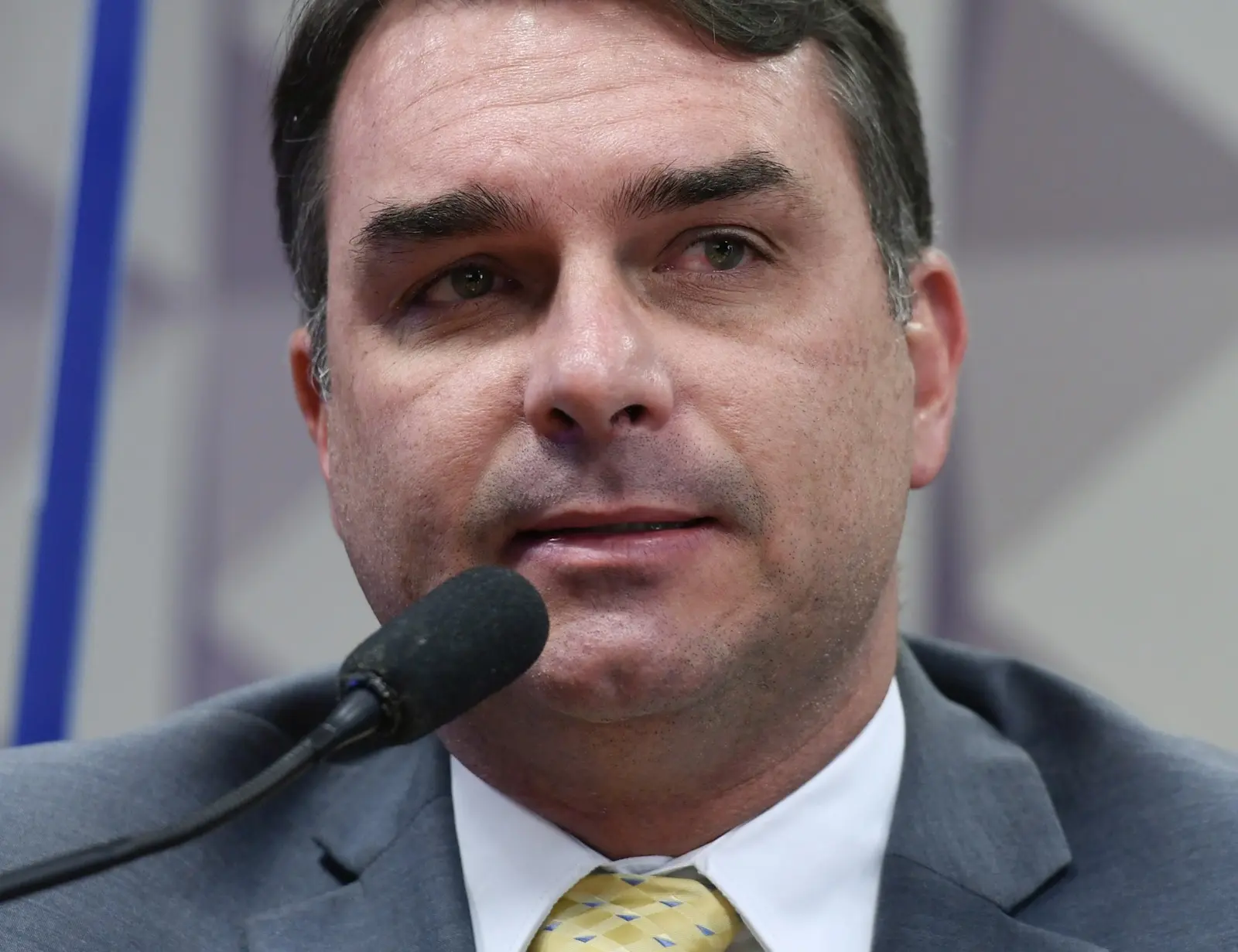Flávio Bolsonaro em sessão do Senado, no contexto do apoio do MDB ao candidato do PL