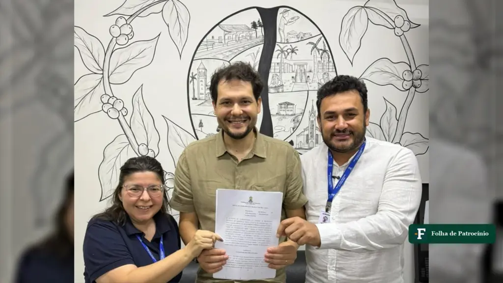 Aprendizagem Profissional em Patrocínio: representantes do Governo Municipal posam com o edital do programa