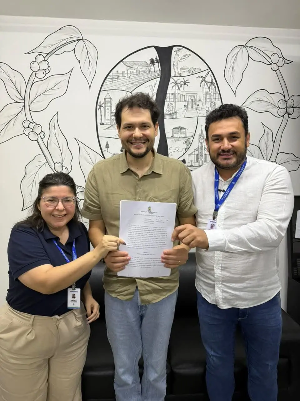 Representantes do Governo Municipal com o edital da Aprendizagem Profissional em Patrocínio