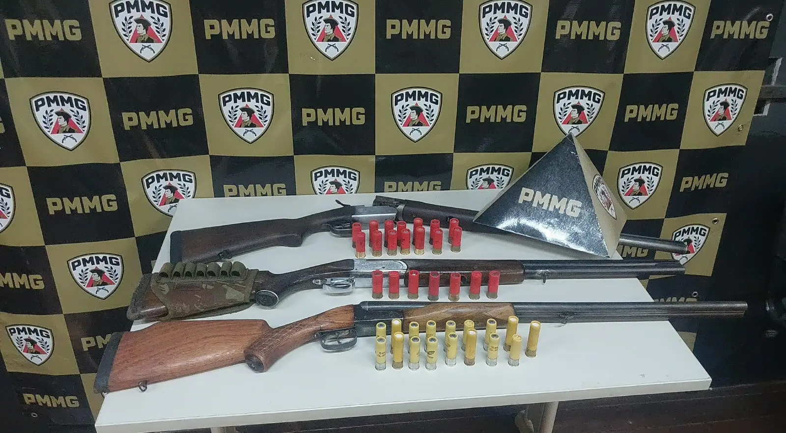 Espingardas e munições apreendidas pela PM em Salitre de Minas, em Patrocínio