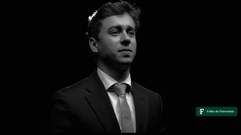 Retrato em preto e branco do deputado Nikolas Ferreira, de terno e gravata