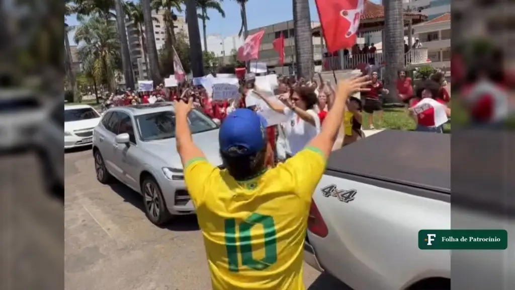 Manifestantes com bandeiras e cartazes na Avenida Getúlio Vargas, em Patos de Minas, cena que motivou a denúncia de ataques a manifestantes