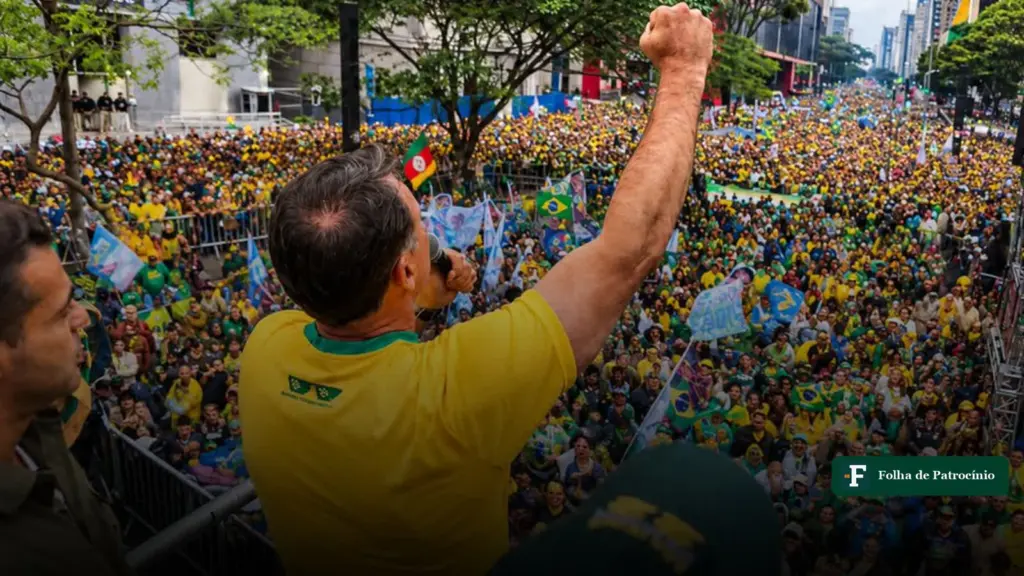 Multidão em ato de campanha, imagem de arquivo usada na reportagem sobre o ato de Flávio em Salvador