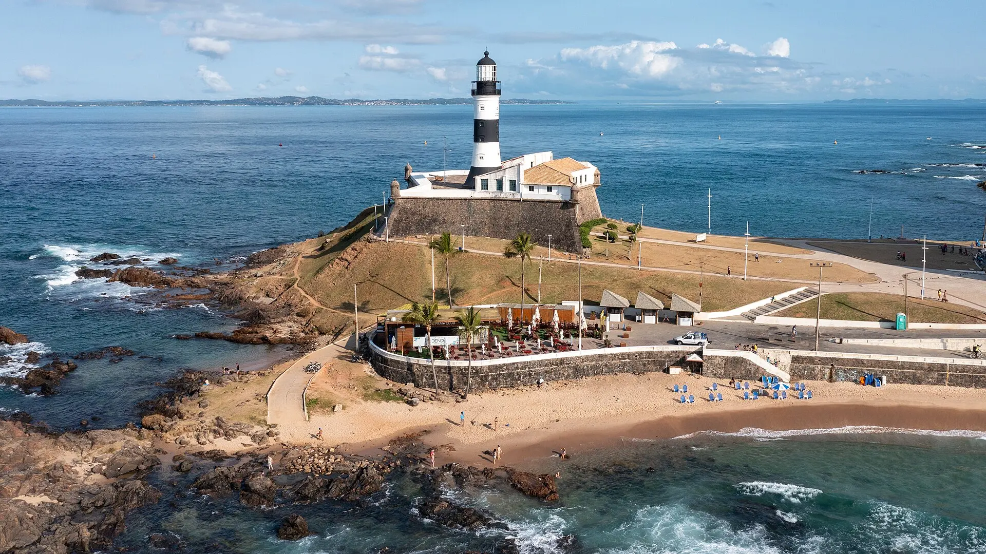 Vista aérea do Farol da Barra, em Salvador, ponto final do percurso do ato de Flávio em Salvador
