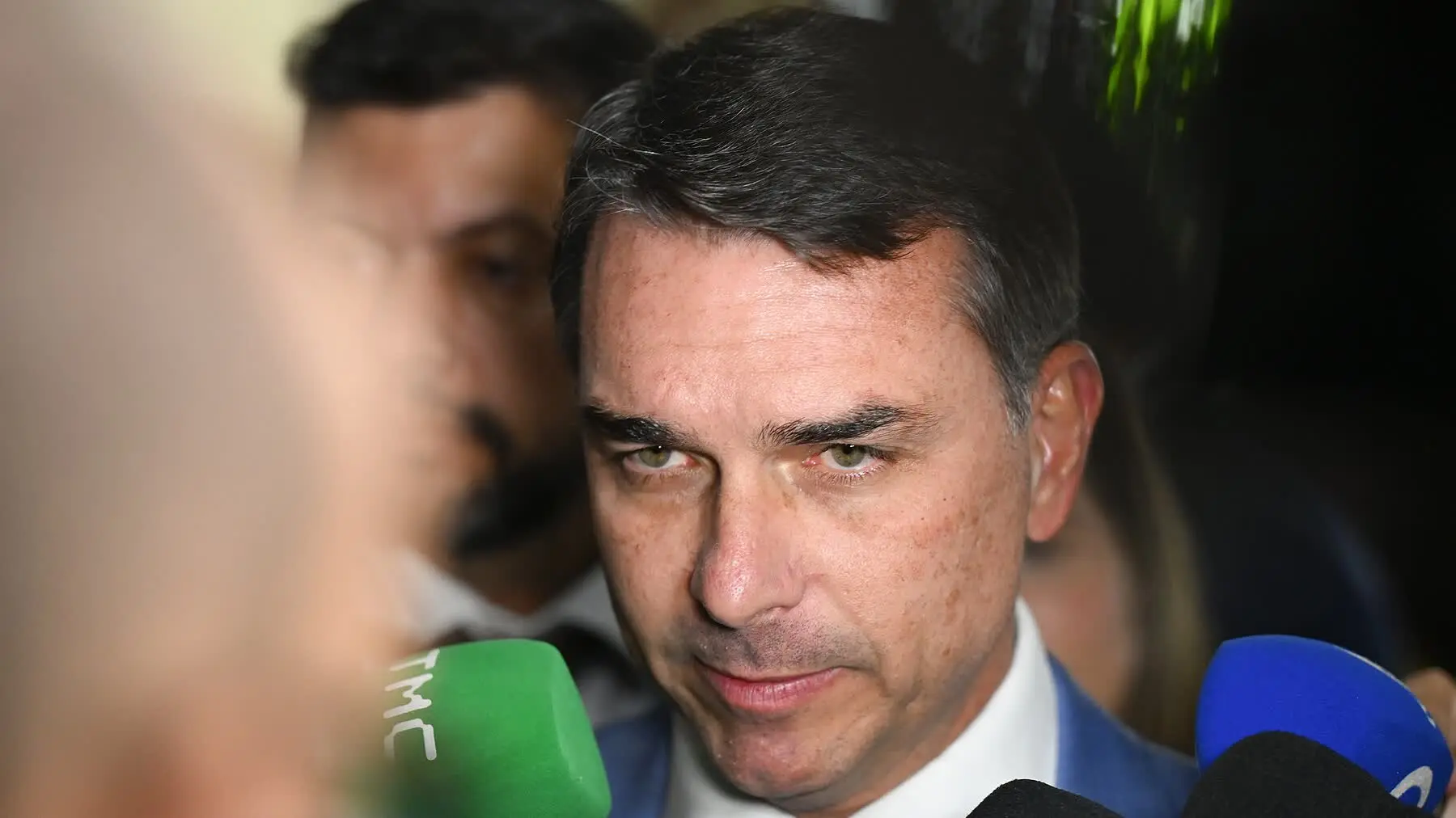 Flávio Bolsonaro dá entrevista no Senado, em foto de arquivo usada na reportagem sobre o ato de Flávio na Paulista