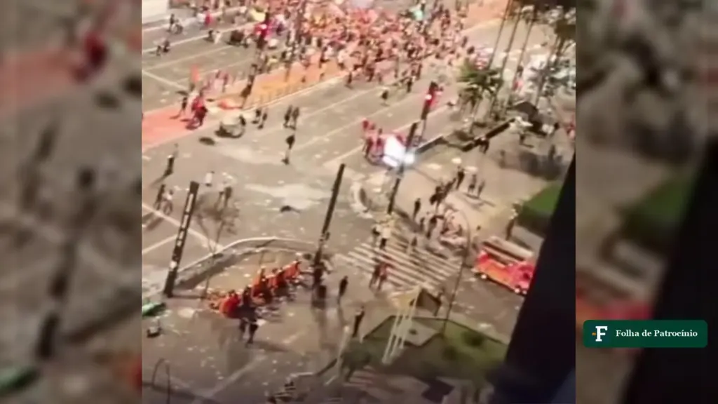 Avenida Paulista com lixo e apoiadores de vermelho depois do ato de Lula na Paulista
