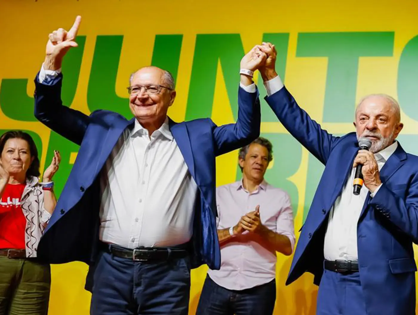 Lula ergue o braço ao lado de Alckmin em ato de campanha, antes do ato de Lula na Paulista