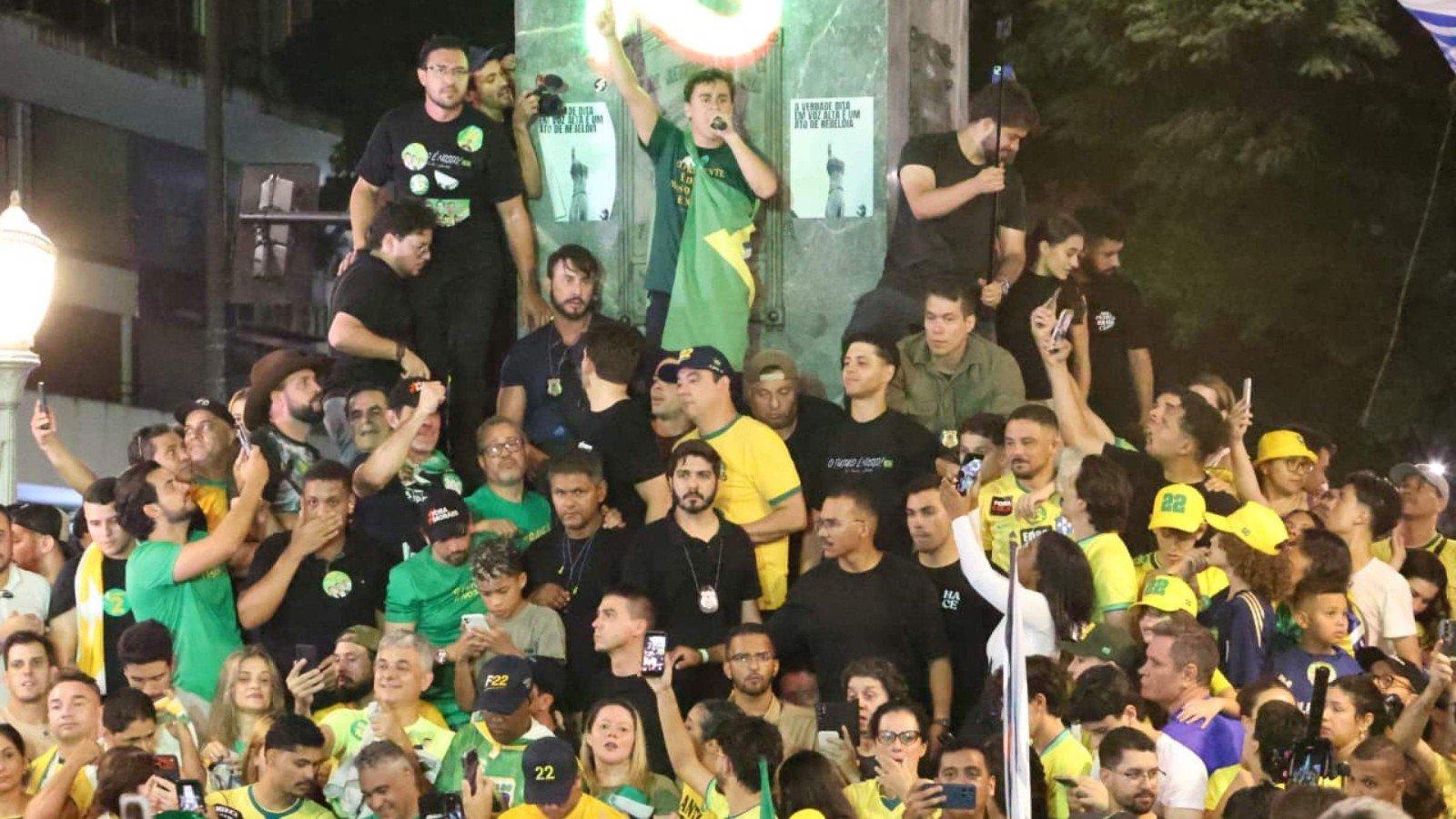 Apoiadores reunidos em volta do monumento da Praça Sete, em Belo Horizonte, durante o ato de campanha de Nikolas Ferreira