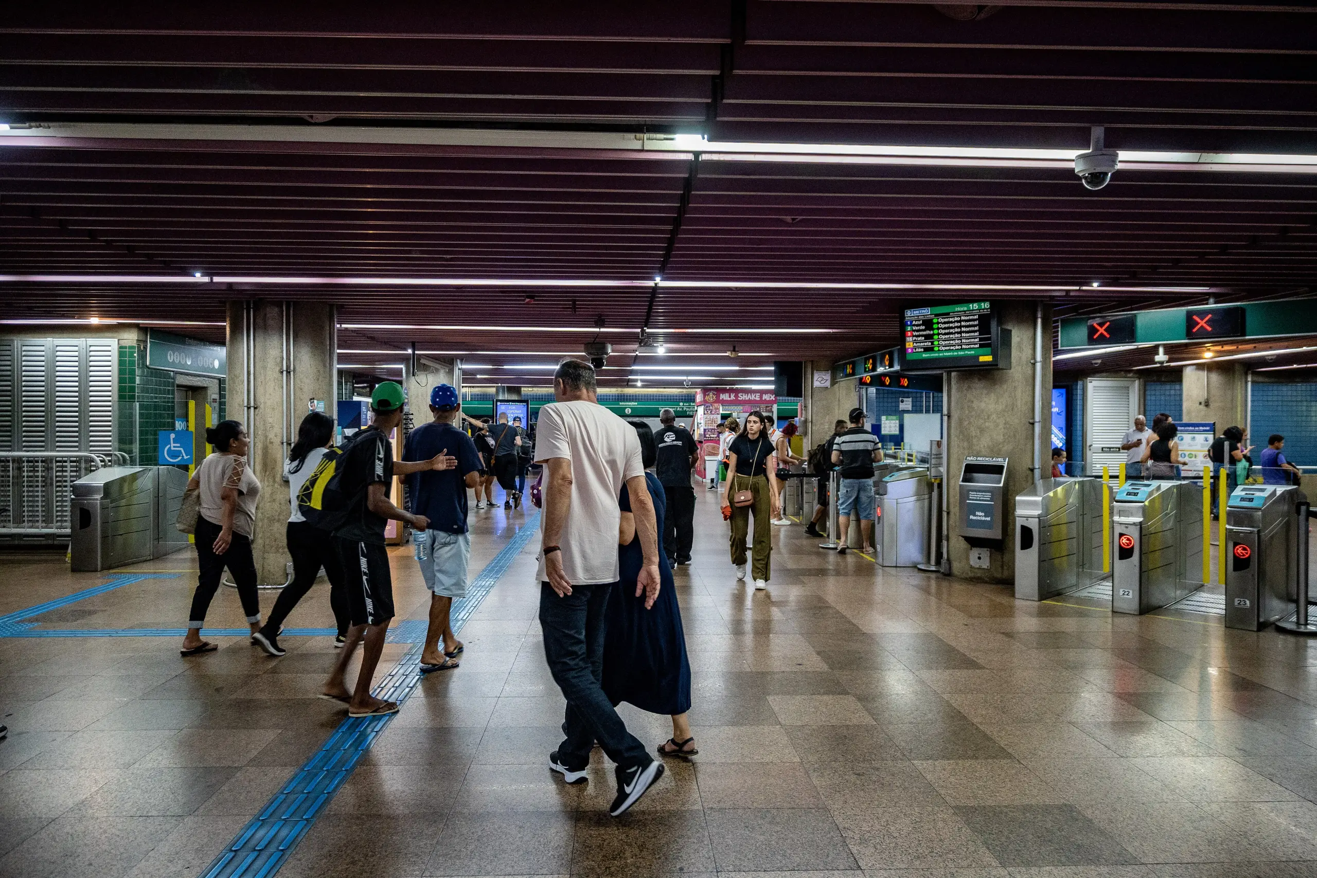 Plataforma da estação Trianon-Masp do metrô de São Paulo, na Avenida Paulista
