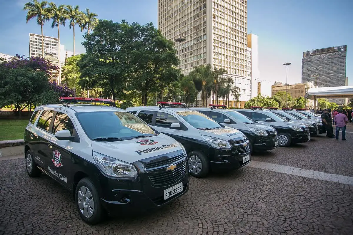 Viaturas da Polícia Civil de São Paulo, que investiga o atropelamento em Ilhabela